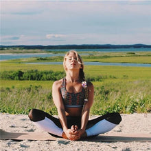 Load image into Gallery viewer, Women Workout Leggings With Breathable Mesh and Black or White Patchwork